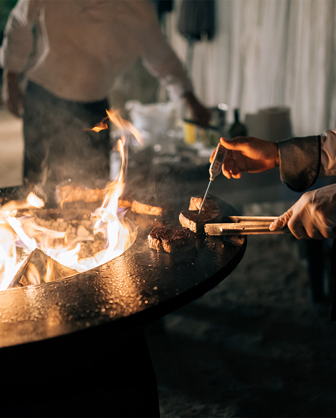 Cuisson au brasero par le traiteur événementiel Grains de Folie