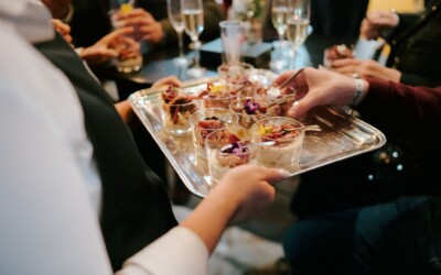 Walking diner : pourquoi cette formule séduit autant les événements d’entreprise ?